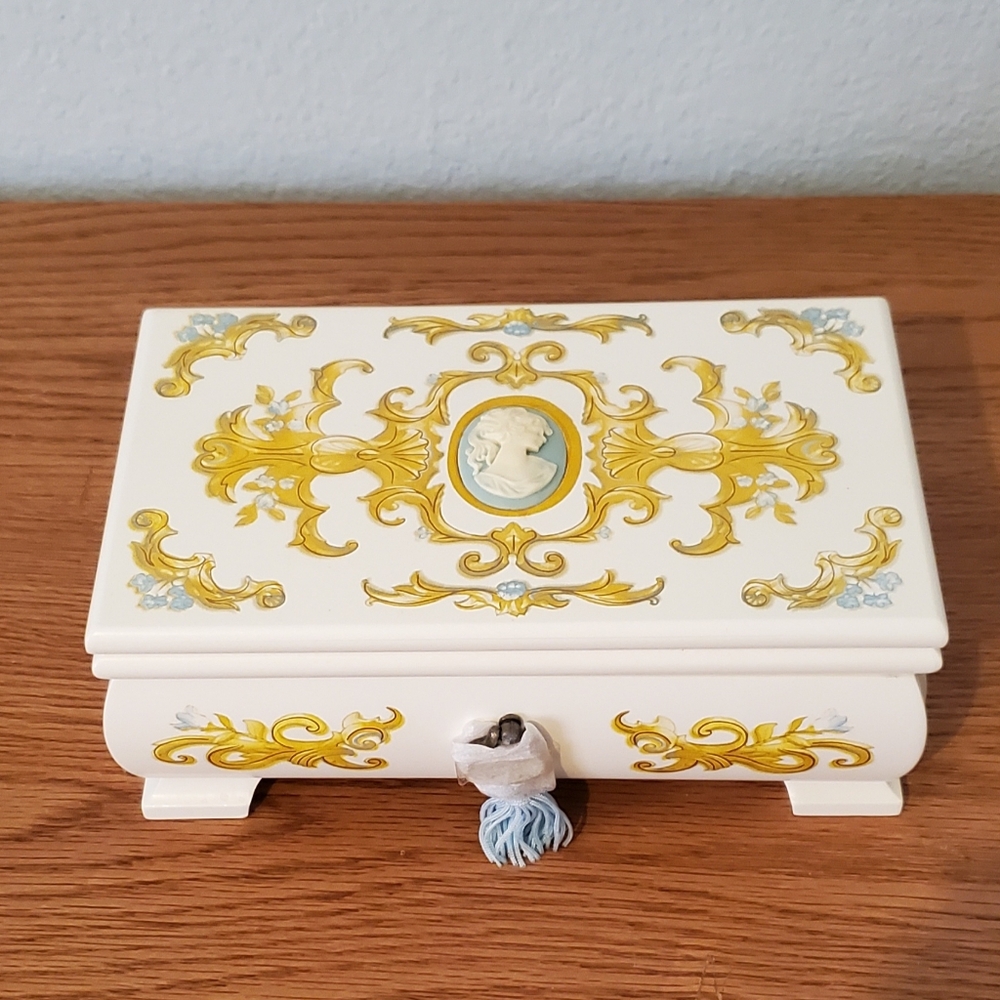 Vintage AVON Cameo jewelry box New In Original Box